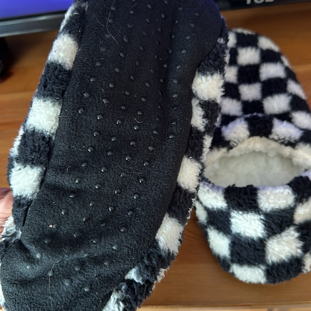 Checkered Slippers - Picture 2 of 2